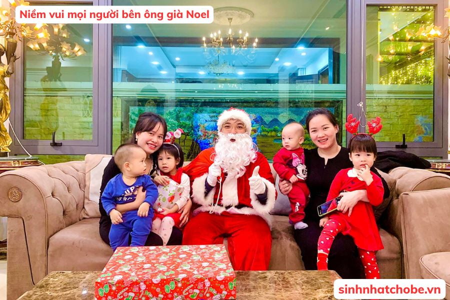 Niềm vui mọi người bên ông già Noel