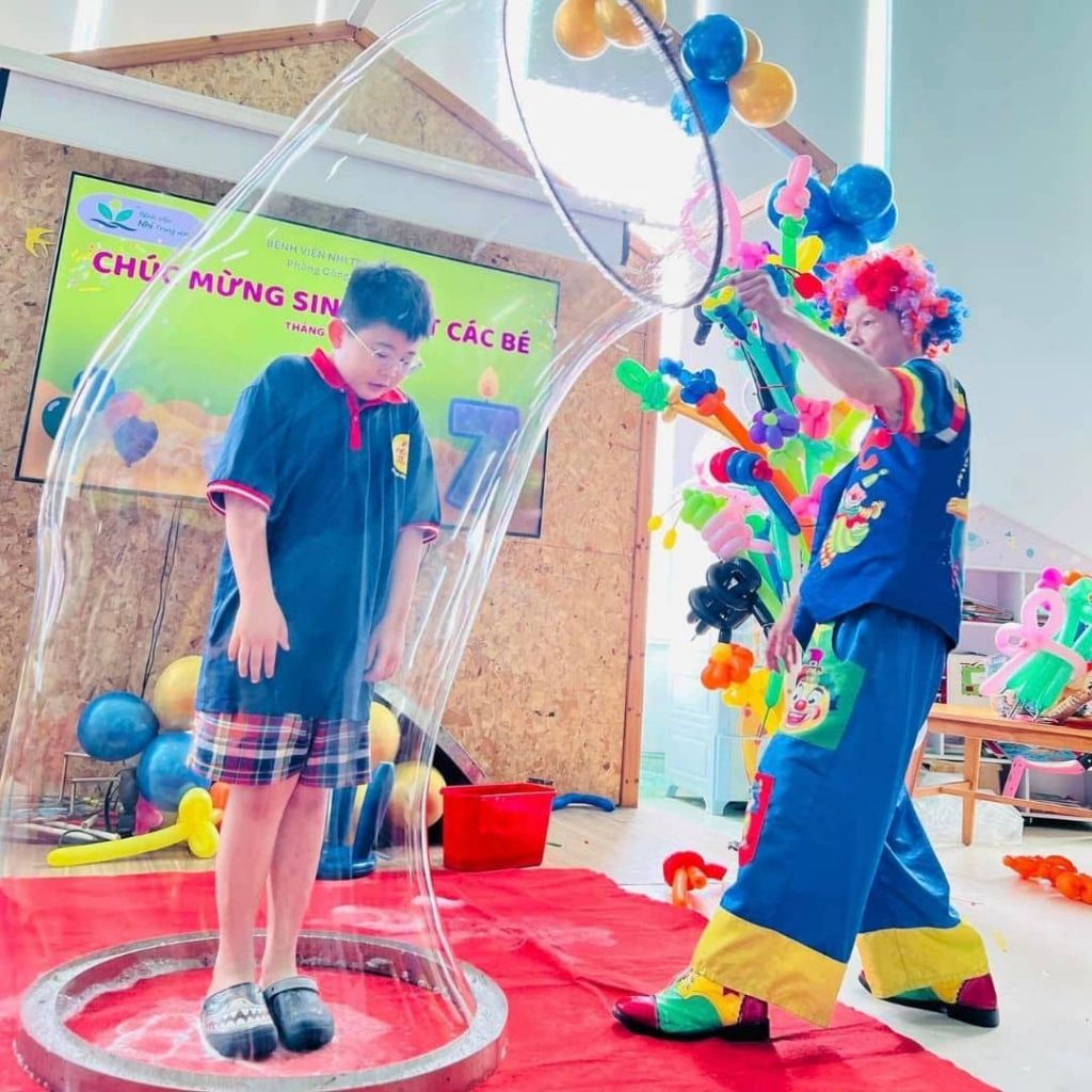 Chú hề bóng xà phòng khổng lồ