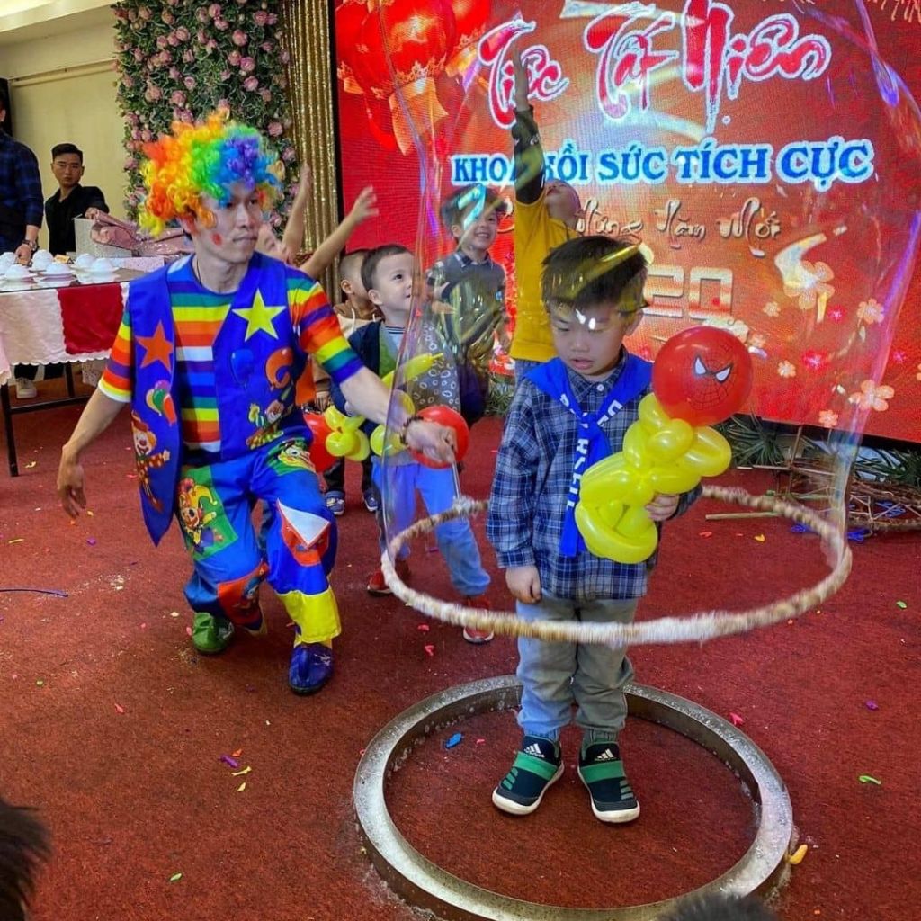 Dịch vụ chú hề bóng xà phòng khổng lồ