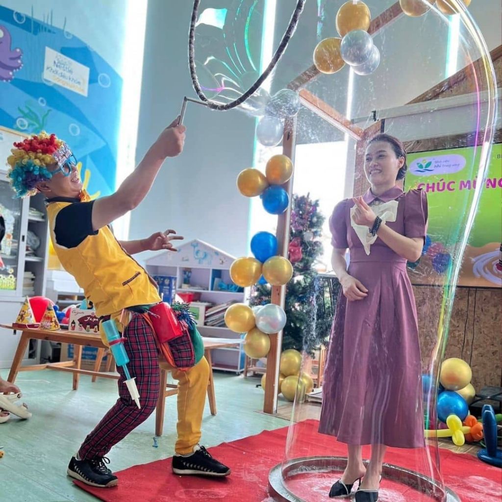 Hình ảnh chú hề bóng xà phòng khổng lồ