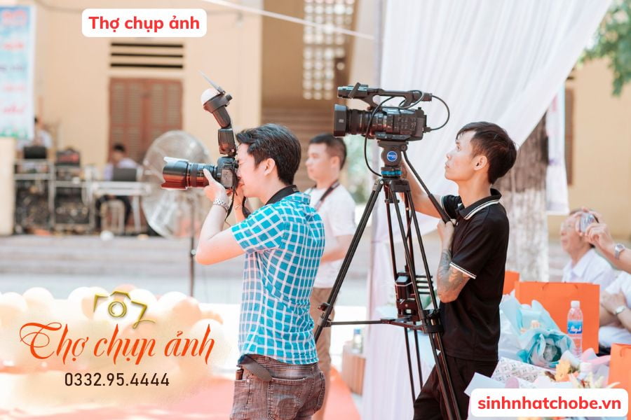 Thợ chụp ảnh quay phim sinh nhật