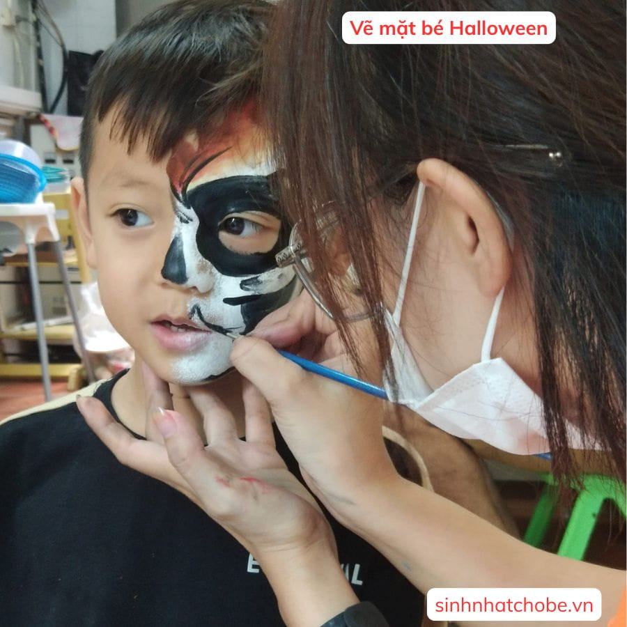 Vẽ mặt bé Halloween