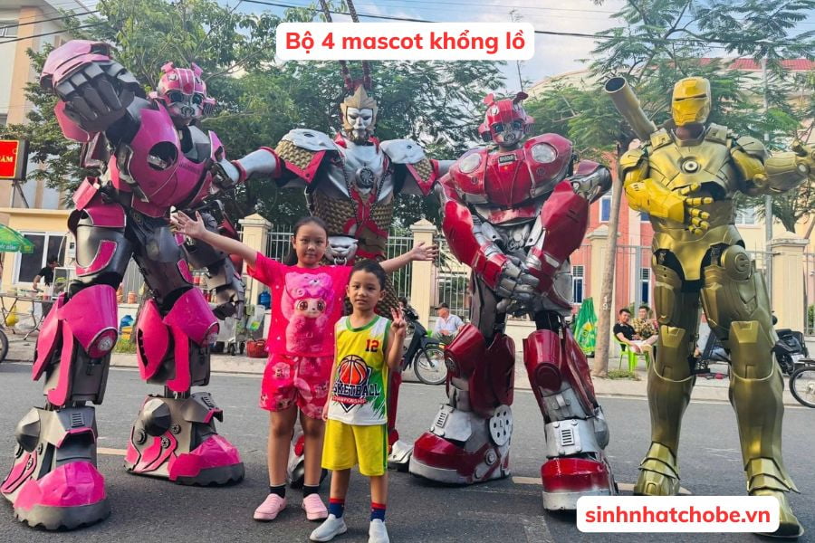 Bộ 4 mascot khổng lồ - Mascot ngộ không ở vị trí thứ 2 từ trái qua