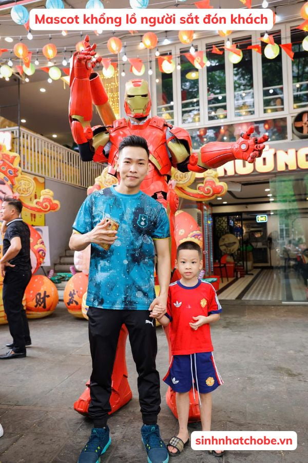 Mascot khổng lồ người sắt đón khách