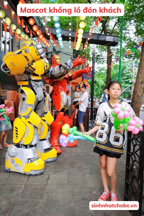 Mascot khổng lồ oto vàng và oto đỏ