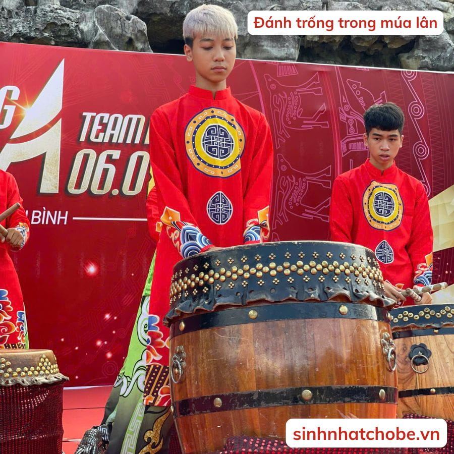 Đ&aacute;nh trống trong m&uacute;a l&acirc;n