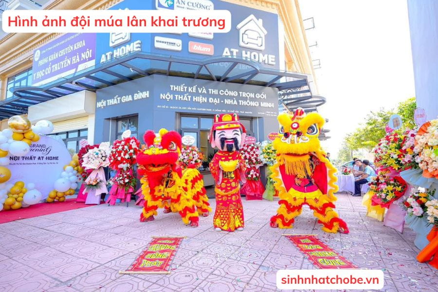 Hình ảnh đội lân múa khai trương