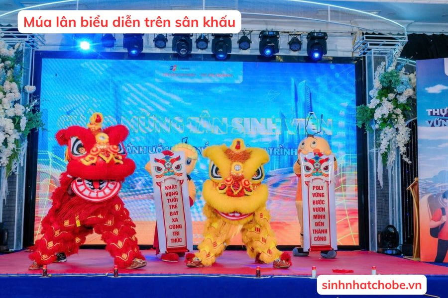 Múa lân biểu diễn trên sân khấu