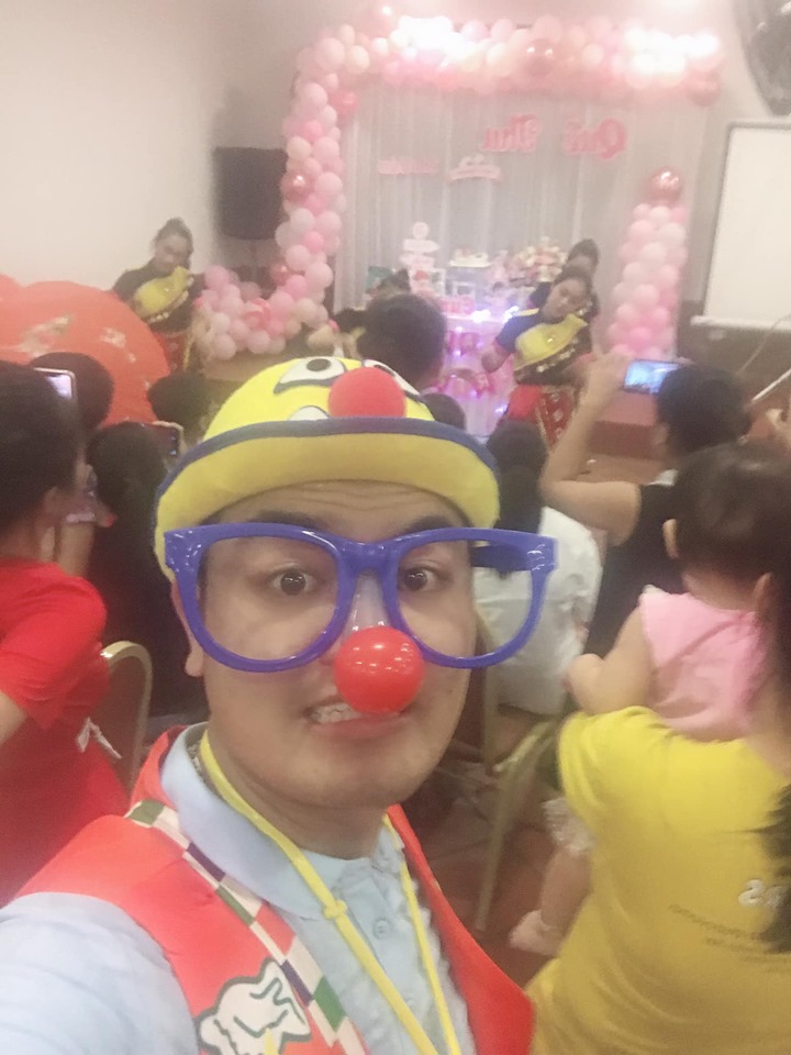 ch&uacute; hề hoạt n&aacute;o dẫn dắt chương tr&igrave;nh