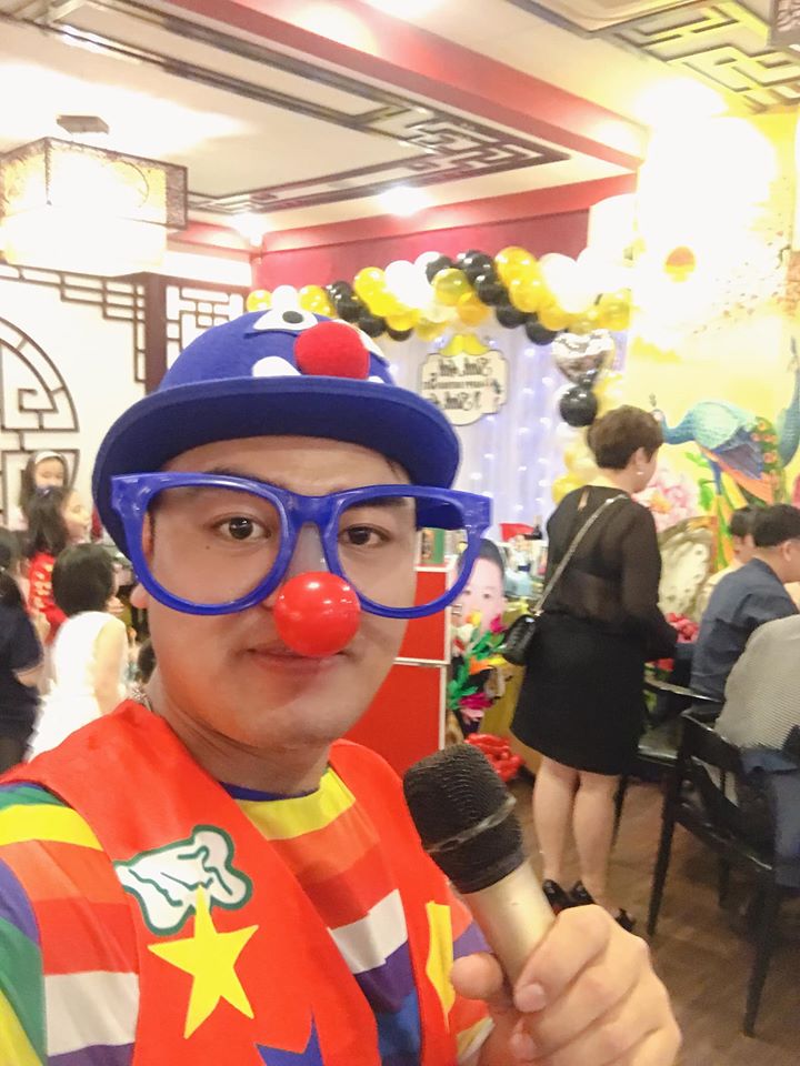 Ch&uacute; hề hoạt n&aacute;o dẫn chương tr&igrave;nh cho bữa tiệc