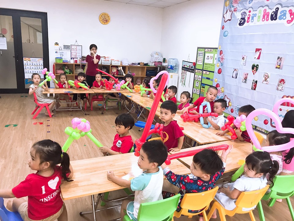 tổ chức sinh nhật cho b&eacute; tại lớp học