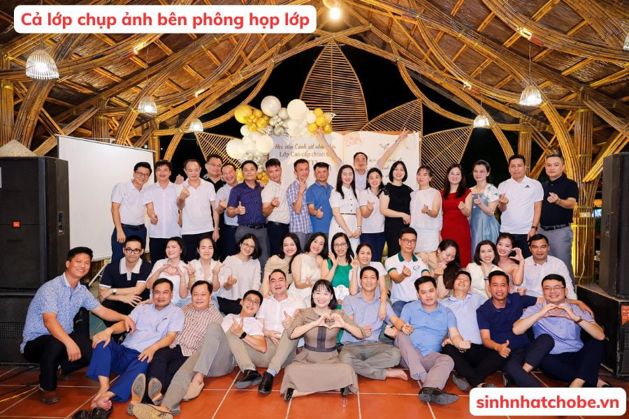 Cả lớp chụp ảnh bên phông trang trí họp lớp 2tr4