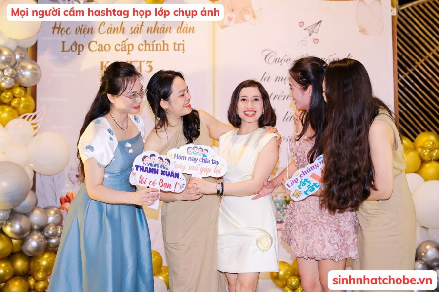 Mọi người cầm hashtag chụp ảnh bên phông trang trí họp lớp 2tr4