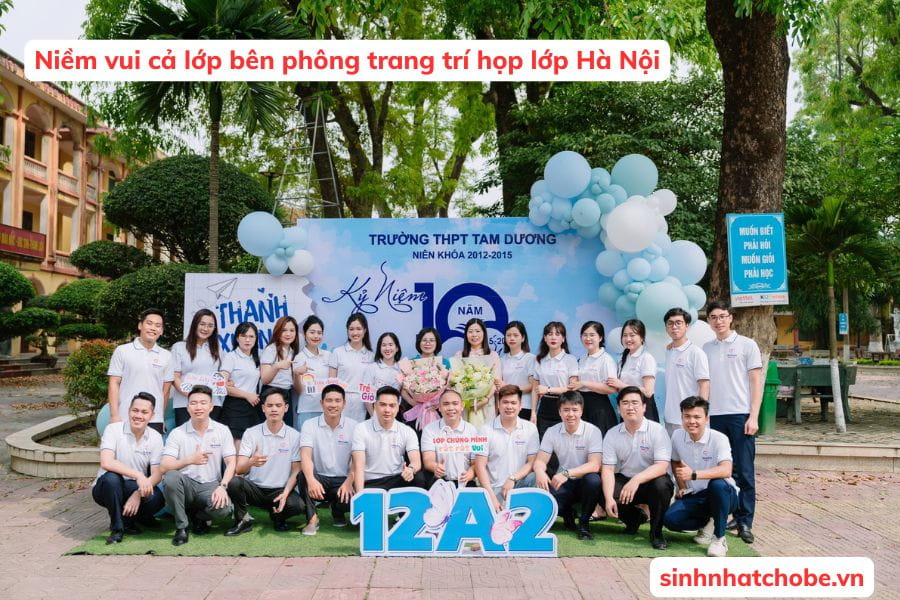 Niềm vui cả lớp bên phông trang trí họp lớp