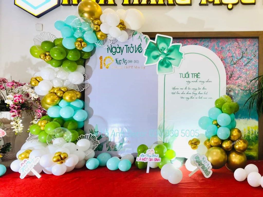 Phông trang trí họp lớp với hai back chữ U